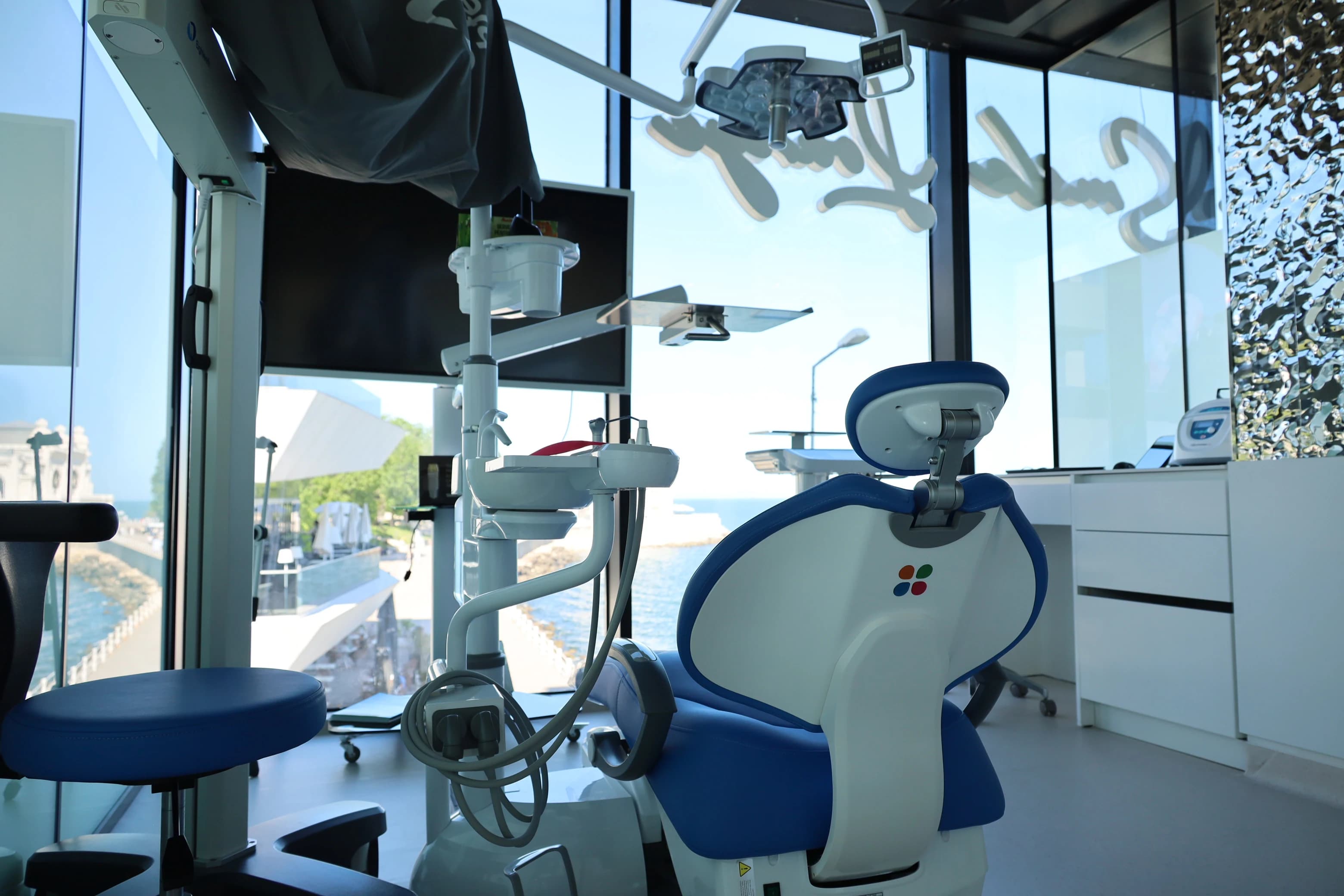 Unit dentar modern în cabinetul The Smile Lounge Constanța