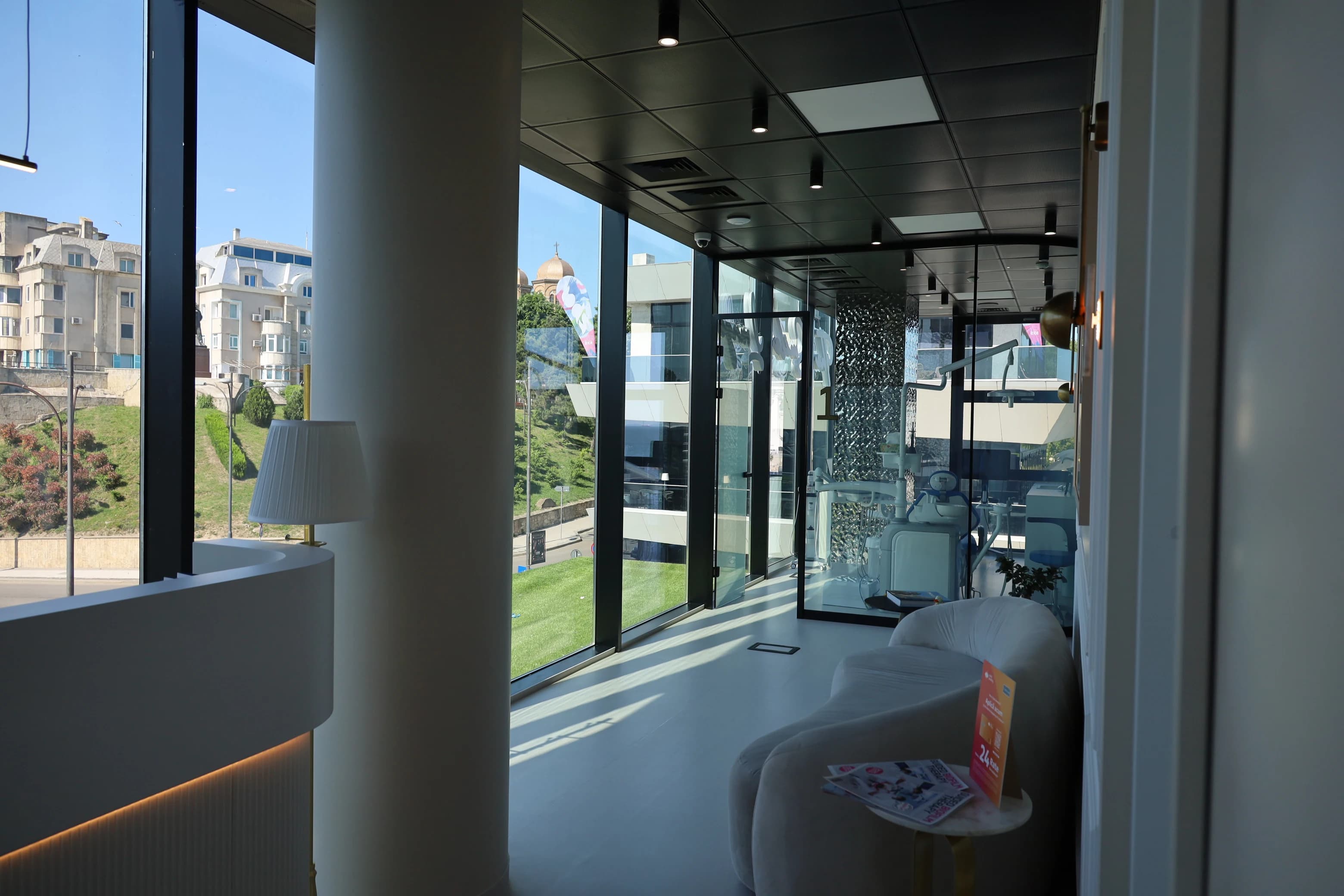 Sala de așteptare a clinicii stomatologice The Smile Lounge Constanța