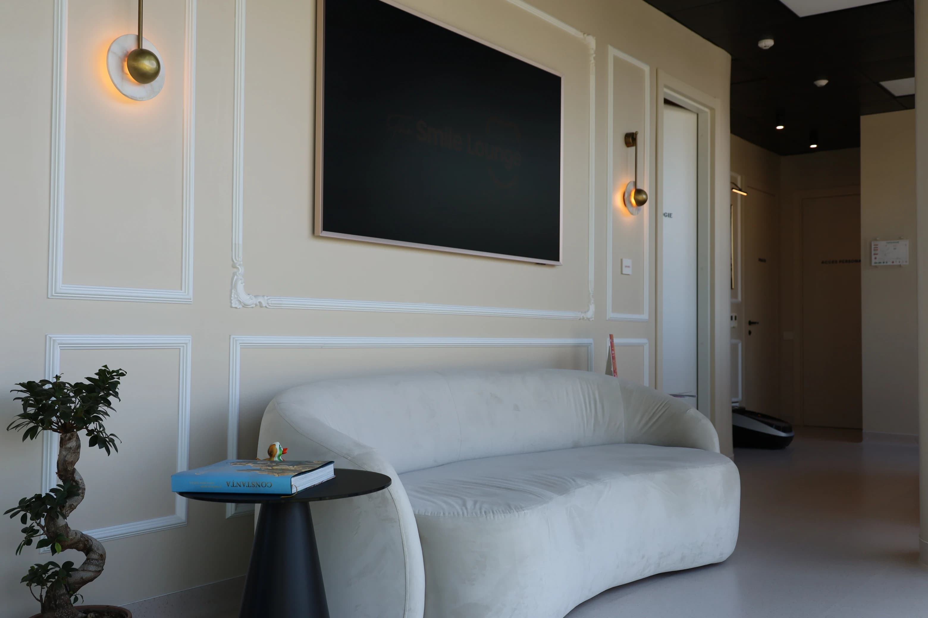 Sală de așteptare confortabilă la The Smile Lounge Constanța